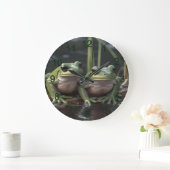 Riverbound Wonders: Zwei plump Green Frogs By Rive Große Wanduhr (Zuhause)
