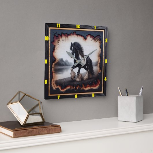 Riverside Trot: Charred Wood Sinti und Roma Vanner Quadratische Wanduhr (Büro)