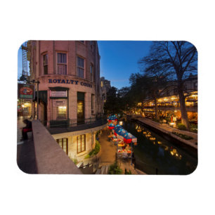 Riverwalk bei Dämmerung im Stadtzentrum von San A Magnet