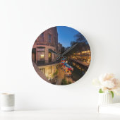 Riverwalk bei Dämmerung im Stadtzentrum von San An Große Wanduhr (Zuhause)