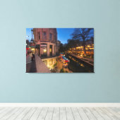 Riverwalk in der Abenddämmerung im Zentrum von San Leinwanddruck (Insitu (Holzboden))