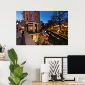 Riverwalk in der Abenddämmerung im Zentrum von San Poster (Heimbüro)