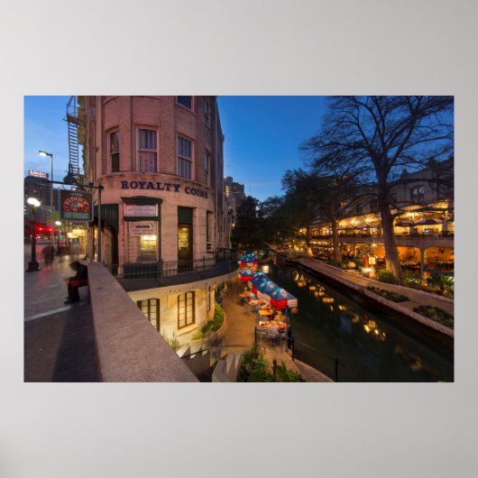 Riverwalk in der Abenddämmerung im Zentrum von San Poster (Vorne)