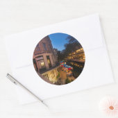 Riverwalk in der Abenddämmerung im Zentrum von San Runder Aufkleber (Umschlag)