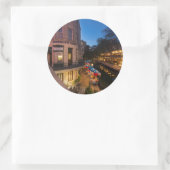 Riverwalk in der Abenddämmerung im Zentrum von San Runder Aufkleber (Tasche)