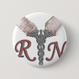 Rn-ausgebildete Krankenschwester mit Button