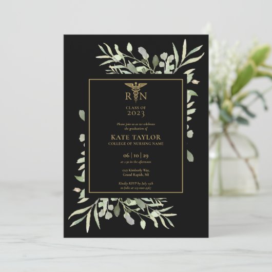 RN Nursing Abschluss Foto Folien Schwarz und Gold Einladung (Stehend Vorderseite)