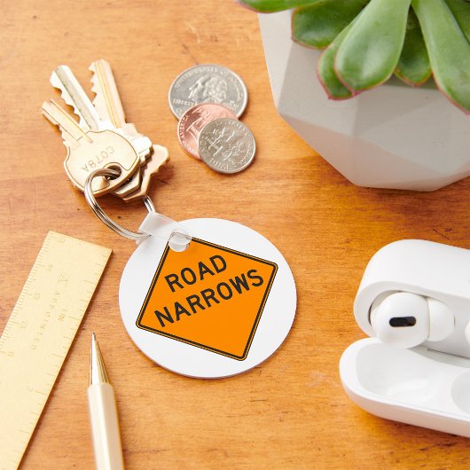 Road Narrows Road Sign Schlüsselanhänger