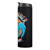 ROAD RUNNER™ Fußballclub-Abzeichen Thermosbecher (Nach rechts gedreht)