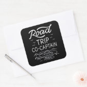 Road Trip Co-Captain I Quadratischer Aufkleber (Umschlag)