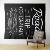 Road Trip Co-Captain I Wandteppich (Beispiel (Horizontal))