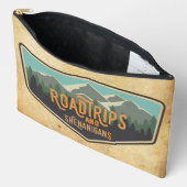 Road Trips & Shenanigans Outdoor Patch Zipper Bag Zubehörtasche (Offen)