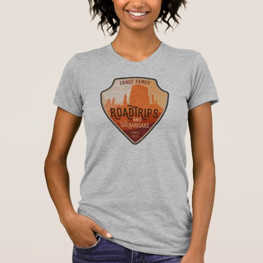 Road Trips und Shenanigans Wüste Abzeichen T - Shi T-Shirt (Vorderseite)