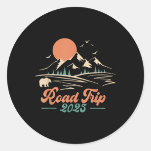 Roadtrip 2025 Familienurlaub Camping Wandern Outdo Runder Aufkleber