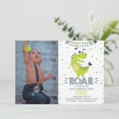 ROAR Dinosaur Erster Geburtstag Foto Einladung (Stehend Vorderseite)