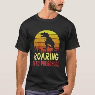 Roaring in der Vorschule Dinosaur ersten Tag von S T-Shirt