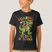 Roaring into 100 Days of School Dinosaur– Fun Kids T-Shirt (Vorderseite)