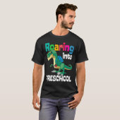 Roaring Into Preschool Dinosaur Teacher Pre K Back T-Shirt (Vorne ganz)