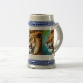 Roaring Lion Side Posed Portrait-57566 Bierglas (VorderseiteRechts)