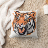 "Roaring Tiger Portrait." Kissen (Decke)