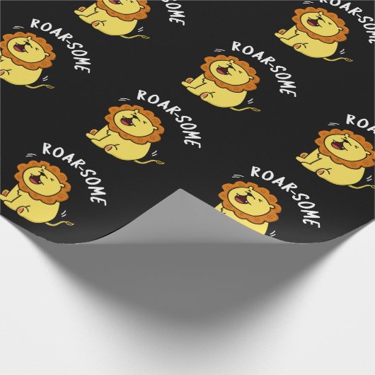 Roarsome Funny Roaring Lion Pun Dark BG Geschenkpapier (Ecke)