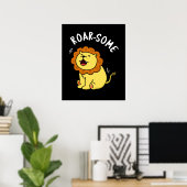 Roarsome Funny Roaring Lion Pun Dark BG Poster (Heimbüro)