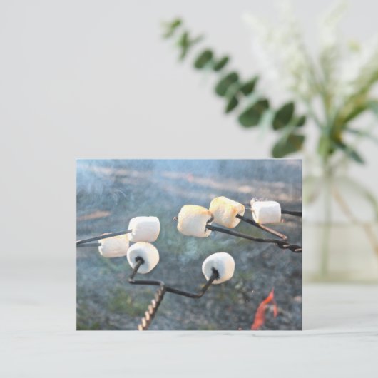 Roasting Marshmallows Postkarte (Stehend Vorderseite)