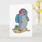 Robbe als Wanderer mit Rucksack Karte (Gelbe Blume)