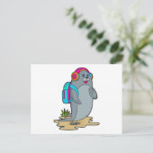 Robbe als Wanderer mit Rucksack Postkarte (Stehend Vorderseite)