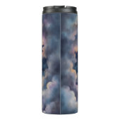 Robby the Winged Timekeeper – Wings of Time Series Thermosbecher (Rückseite)