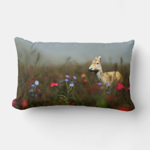 Robe in einem Wiesenkissen Lendenkissen