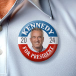 Robert F Kennedy JR 2024 Button<br><div class="desc">Ein lustiges Design mit Kennedys Namen im Stil eines Vintagen Knopfes aus der Geschichte. Ein patriotisches Design der US Flagge für Kennedy,  das bei der Präsidentschaftswahl 2024 kandidiert.</div>