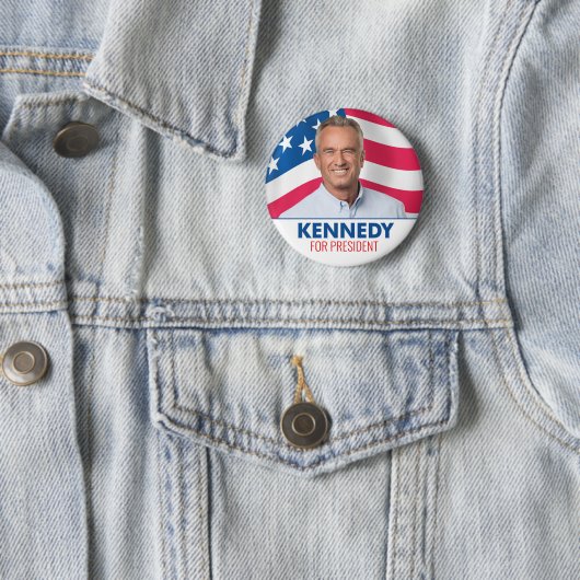 Robert F Kennedy JR 2024 - mit Flaggenhintergrund Button (Beispiel)