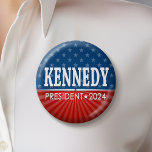 Robert F Kennedy JR 2024 - Stars Streifen Button<br><div class="desc">Ein patriotisches Design der US Flagge für Kennedy,  das bei der Präsidentschaftswahl 2024 kandidiert.</div>