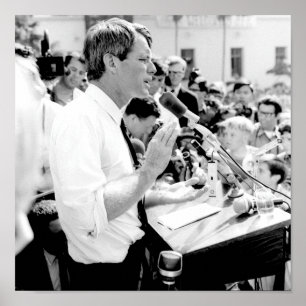 Robert Kennedy spricht vor einer Menschenmenge Poster
