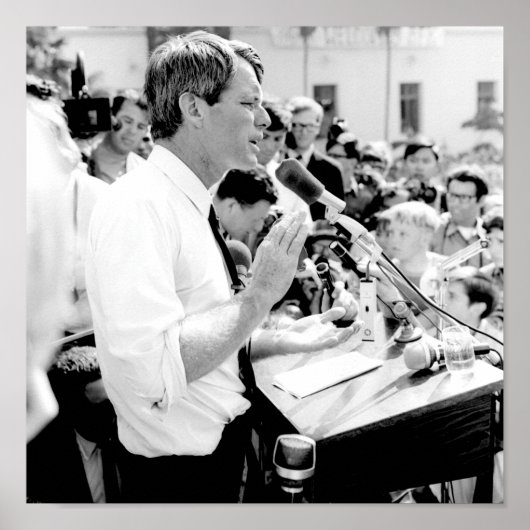 Robert Kennedy spricht vor einer Menschenmenge Poster (Vorne)