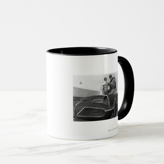 Robin and Batman Standing in Batmobile Tasse (VorderseiteRechts)