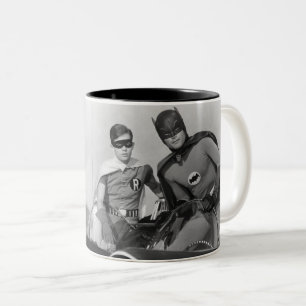 Robin and Batman Standing in Batmobile Zweifarbige Tasse
