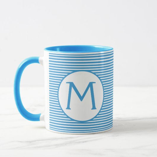 Robin Egg Blue Stripe Monogramm Tasse (Links)
