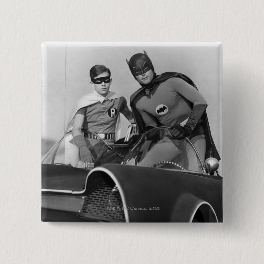 Robin und Batman stehen im Batmobil Button (Vorderseite)