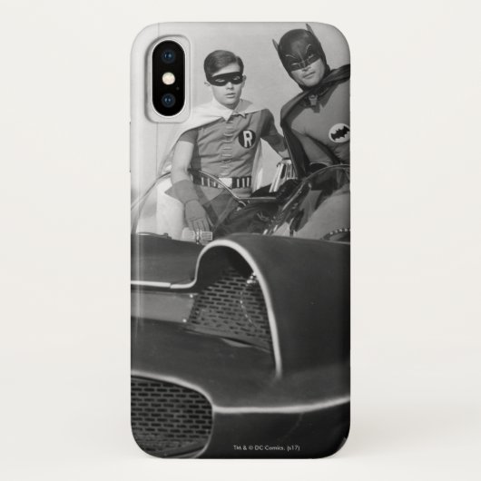 Robin und Batman Stehend in Batmobile Case-Mate iPhone Hülle (Rückseite)