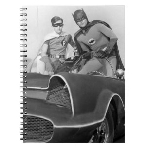 Robin und Batman Stehend in Batmobile Notizblock
