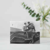 Robin und Batman Stehend in Batmobile Postkarte (Stehend Vorderseite)