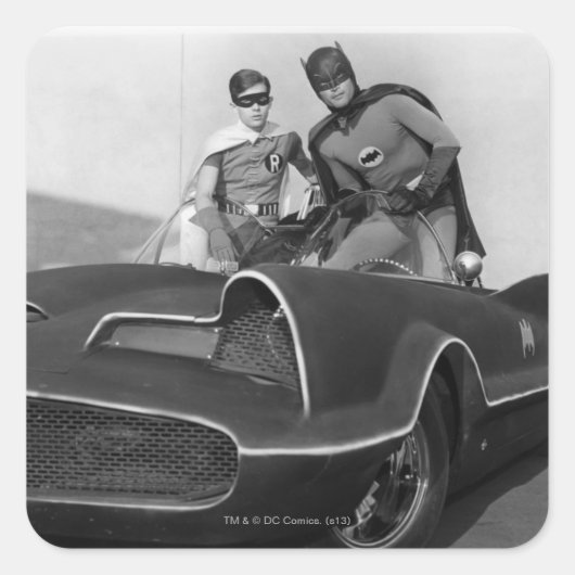 Robin und Batman Stehend in Batmobile Quadratischer Aufkleber (Vorderseite)