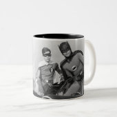Robin und Batman Stehend in Batmobile Zweifarbige Tasse (VorderseiteRechts)