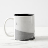 Robin und Batman Stehend in Batmobile Zweifarbige Tasse (Links)