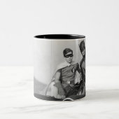 Robin und Batman Stehend in Batmobile Zweifarbige Tasse (Mittel)