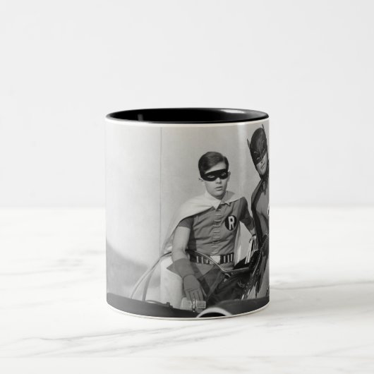 Robin und Batman Stehend in Batmobile Zweifarbige Tasse (Mittel)