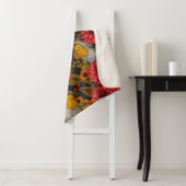 Robinen im Herbstgarten, rote Dahlien auf schwarz Sherpadecke (Beispiel)