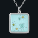 Robin's Egg Blue Atomic Sternexplosion Necklace Versilberte Kette<br><div class="desc">Dieses robuste Ei Blue Iconic Atomic Sternexplosion Necklace-Muster zeichnet sich durch die ikonischen atomaren Sternexplosionen aus. Das stimmt! Die alte Schule, robinfarbener Hintergrund mit goldenen Falten ist der perfekte Hintergrund für die lebendigen, türkisfarbenen, beruhigenden Sellerie und die kitschigen Birnen-grünen Kreise. Die Farbflecken sind sporadisch in verschiedenen Größen platziert, mit überlegenen...</div>